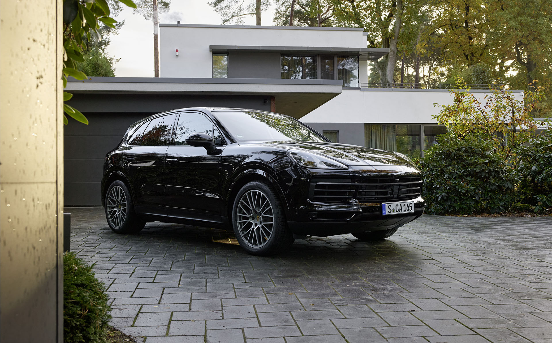 <strong>Az &uacute;tt&ouml;rő &ndash; h&uacute;sz &eacute;ves a Porsche Cayenne</strong>